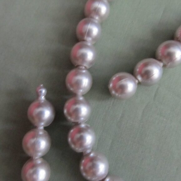 Vintage 50's Plastic Pop Bead Gray Necklace 30" - Picture 5 of 6